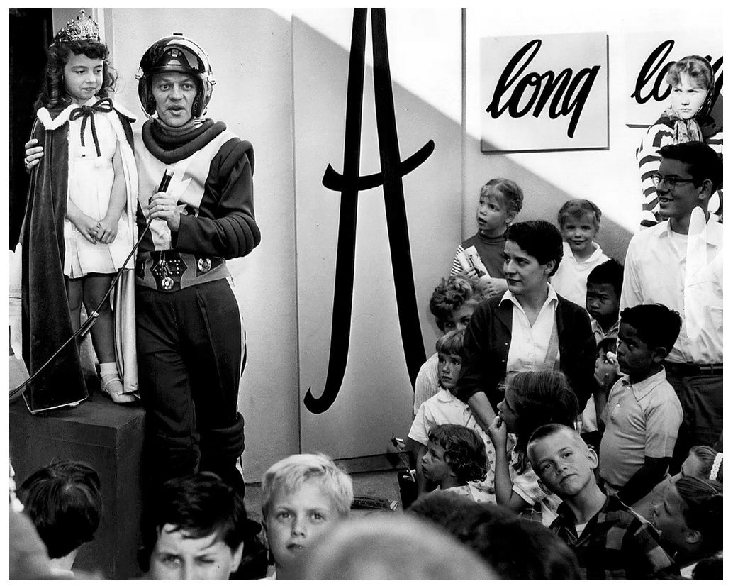 Bob March as Captain Satallite